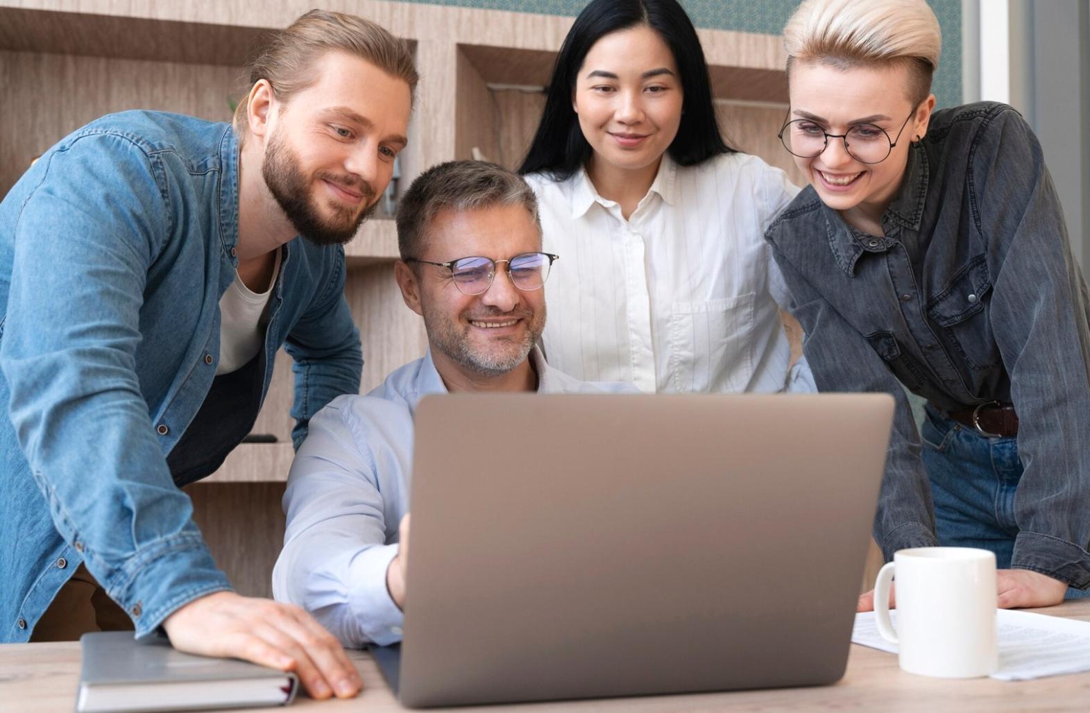 Persona gestionando sus finanzas personales con éxito