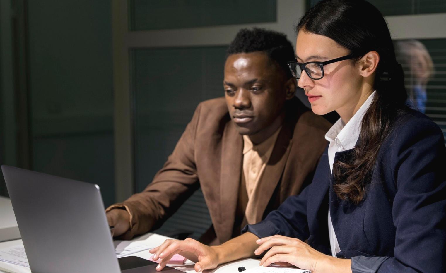 Equipo de Telosyfari trabajando en colaboración en oficinas modernas de Madrid